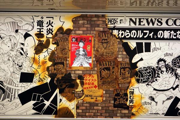 《One Piece Magazine》Vol.1 封面(相:mugiwara_ya@twitter)。<br /><br />粉丝亦可以用手机 App「ONE PIECE 20th Anniversary」对应海报,可以见到漫画作者尾田荣一郎先生本人现身,向大家传达感激的讯息!