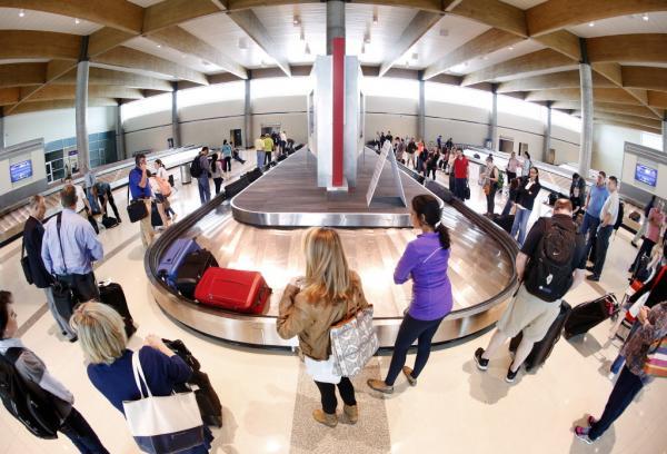 Vistara 的地勤会喺出发地或最终目的地机场的行李区, 举「#VistaraWomanFlyer Assistance」的标示,佢地会帮手运送行李、call 的士,如有需要,仲可以亲自送你到的士站,但的士费当然要自付。(图:Palin Ningthoujam@twitter)<br />