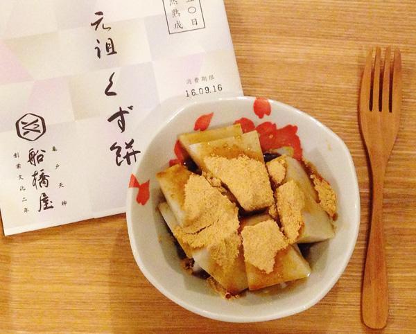元祖久寿饼(元祖くず饼)由葛粉和发酵过的小麦制成,同样配黑蜜和黄豆粉食用。(图片来源:harue321@IG)<br />
