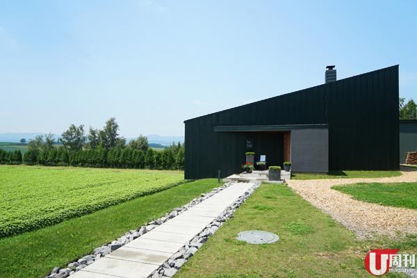 餐厅建筑出自日本巨匠内藤广手笔,于蓝天、田野间,带着酷味,又没违和感。<br />