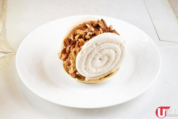 麦秆卷 454 日圆(约 32 港元)<br />厨师以 dacquoise 来着 mascarpone cheese 忌廉,来模仿秋天美瑛的代表景象──麦秆卷。<br />