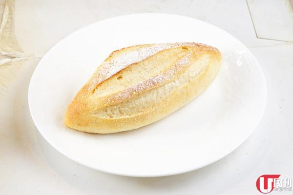 北海道牛奶包 130 日圆(约 9 港元)<br />一般面包都用上水,但这面包只含 jersey 牛奶及英瑛面粉,味道份外浓厚。