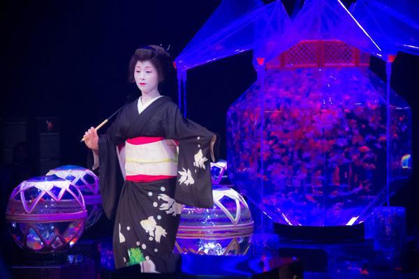 在夜光金鱼的背景下欣赏传统艺妓表演,好特别的体验。(图片来源:kana_worksss@twitter)<br />