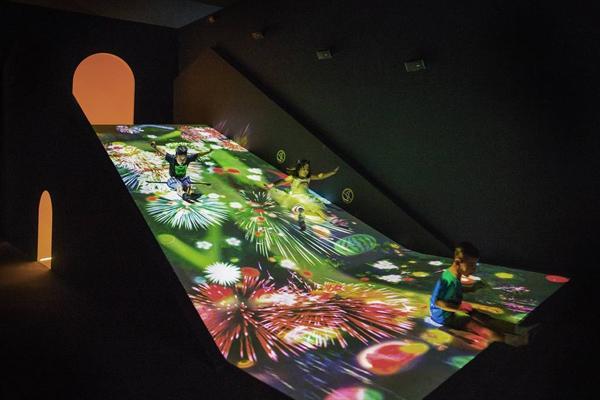 在缤纷的光影装饰下,滑梯的趣味也倍增。(图片来源:TeamLab) <br />