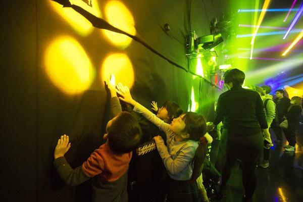 有攀石墙让大家一齐变身小小蜘蛛侠!(图片来源:TeamLab)<br />