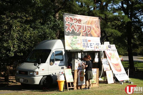 园内有不少 food truck 出售咖啡与轻食,买完坐在草地上野餐刚刚好。