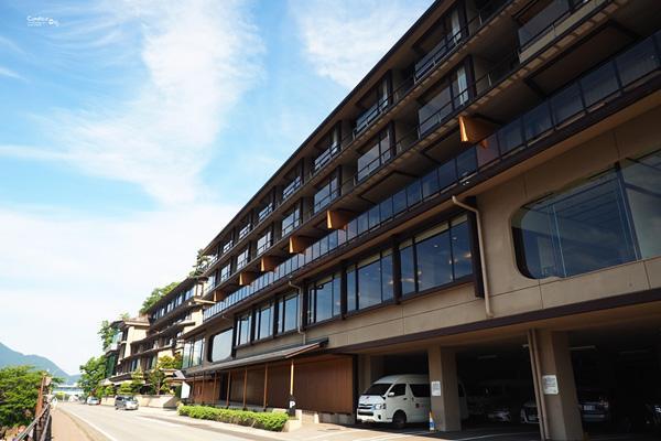 当然,若能住在拍摄点的正对面饭店,根本不用出门,在阳台就可以拍到逆富士,这真的也太让人羡慕了吧!所以这间「湖山亭产屋」房价贵,不是没道理的!一晚双人房约 4,000 港元。(网址:www.ubuya.co.jp)