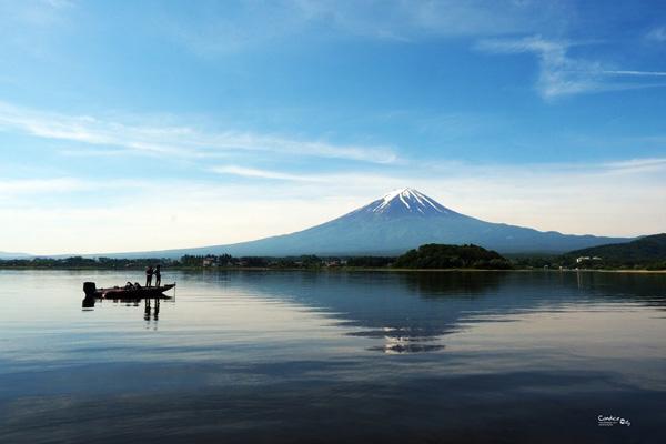 大石公园也是拍富士山和逆富士的绝佳地点,也是美到翻掉!我们在此处为富士山深深着迷,实在太美了!不过因为已经快九点了,逆富士早消失无踪啦 ~ 起风了,逆富士就不见了,那你说是不是想看逆富士就是要早早早!