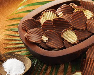 ロイズ石垣島　ポテトチップチョコレート[石垣の塩]
