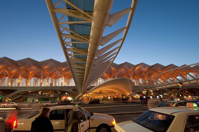 里斯本拥有便捷的的士、火车、大巴、电车系统，比如火车东站（Gare do Oriente）