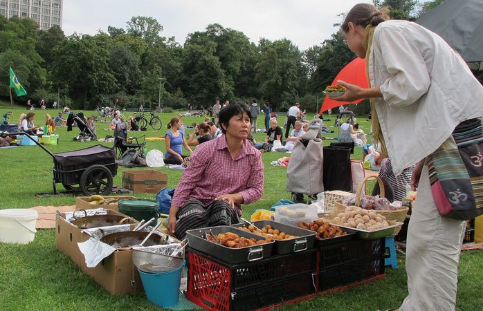坐下来，享用普鲁士公园内泰国妇女制作的美食