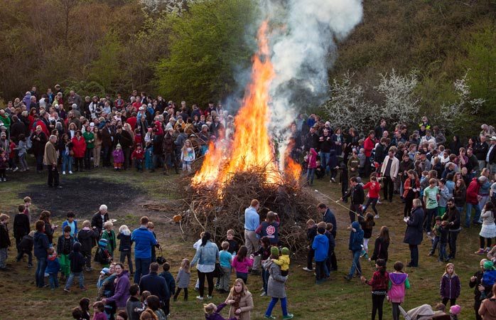 每年的沃普尔吉斯之夜（Walpurgis Night），当地人聚集在一起燃烧篝火