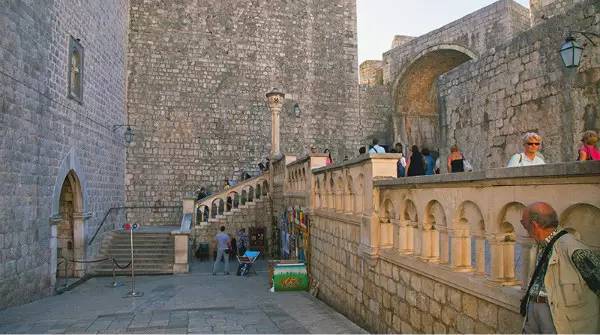 escalier_porte_pile.jpg