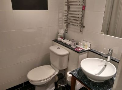 crowne-plaza-edinburgh-bathroom