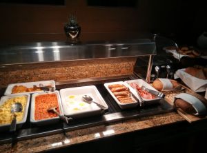 crowne-plaza-london-kensington-lounge-breakfast-hot-food