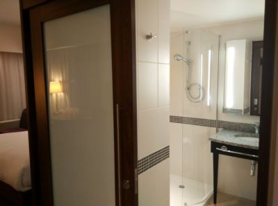 hampton-london-gatwick-bathroom