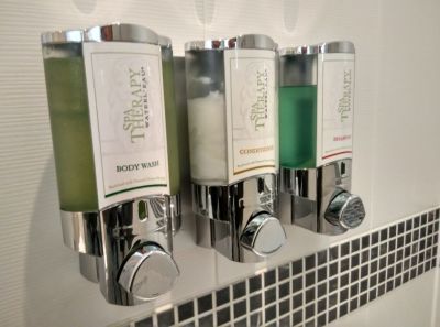 hampton-london-gatwick-shower