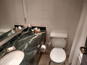 hilton-london-kensington-bathroom
