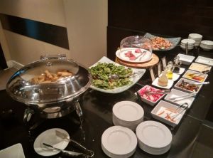 hilton-london-kensington-exec-lounge-snacks-1