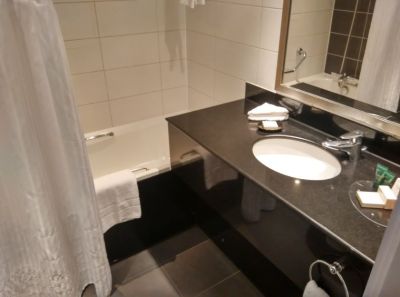 hilton-london-olympia-bathroom