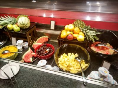 hilton-london-olympia-breakfast-fruits