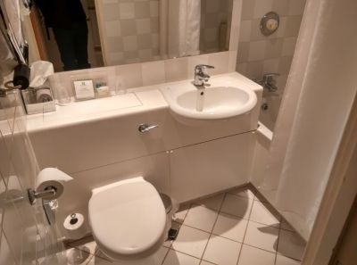 holiday-inn-basildon-bathroom