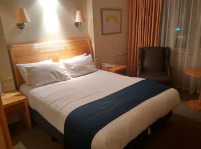 holiday-inn-basildon-room