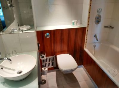 holiday-inn-camden-lock-bathroom
