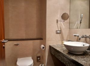 holiday-inn-norwich-city-bathroom-1