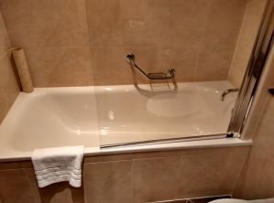 holiday-inn-norwich-city-bathroom-2