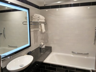 holiday-inn-wembley-bathroom