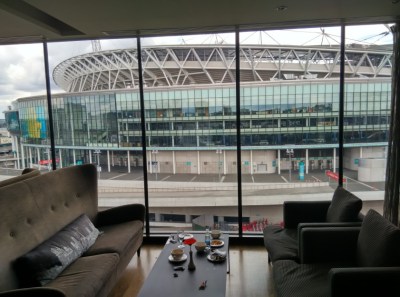 holiday-inn-wembley-executive-lounge-inside-2