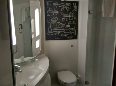 ibis-london-excel-docklands-bathroom