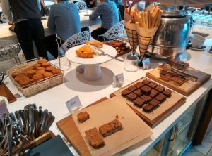 lhr-t3-no1-lounge-cakes