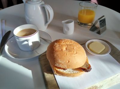 lhr-t3-virgin-atlantic-revivals-lounge-breakfast-roll