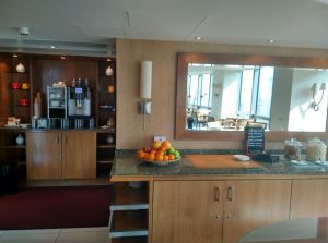 marriott-london-west-india-quay-executive-lounge-refreshment-1