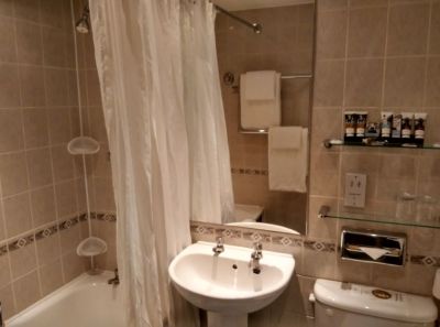 mercure-edinburgh-princes-street-bathroom