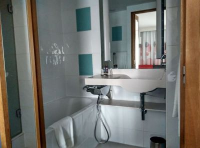 novotel-london-greenwich-bathroom