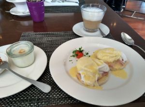 radisson-blu-bucharest-breakfast-egg-benedict