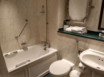 thistle-barbican-bathroom