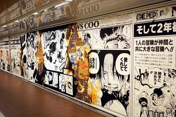 长长走廊贴上漫画 20 年大事记(相:blog.livedoor.jp)。