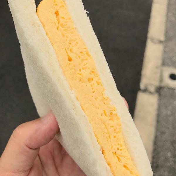 若然钟意食玉子烧的话,就一定要试吓呢款玉子烧三文治,因为佢嘅玉子烧仲厚过层面包,而玉子的质地亦非常绵密,食落除了有玉子本来的咸甜味道外,更有淡淡的芥末味,令整件三文治感觉清爽而不腻,买定嚟做早餐或宵夜一流!(图:chiiiho_m@ig、takeuchimitsuaki@ig)<br />售价:248 日圆 (约 18 港元)