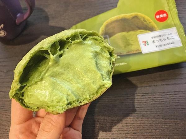 卖相似泡芙多过忌廉包,包的口感超松软且湿润,至于内里的抹茶忌廉 ,虽然份量颇多,但胜在滑得嚟甜度亦刚好,食完一个亦唔会觉得腻。(图:shaka_photo@ig、marihops11@ig)<br /><br />售价:130 日圆(约 9 港元)
