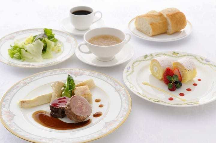 Marine Rouge_海フレンチ 「Marine Rouge」で横浜ランチク儿ーズ。横浜の景色を见ながら豪华な昼食を。