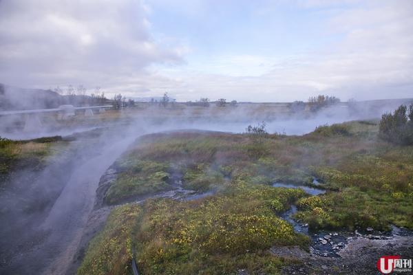 从首都出发往冰川 Langjökull,先路经温泉景点 Deildartunguhver。这是全欧洲流量最高的泉眼,排水量高达每秒 180 公升,水温有摄氏 97 度,经水管流往周边小镇提供热能。现场看泉水喷涌、石罅间热气蒸腾,风景唔算特别。