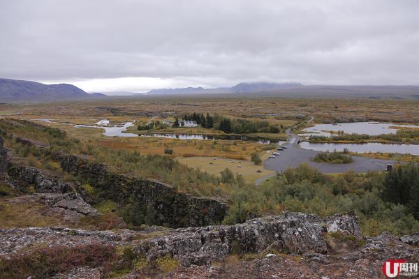 玩完冰洞回程返首都,路经「黄金圈」最热景点之一 Þingvellir 国家公园, 并短停 15 分钟。欧亚大陆和北美大陆的地壳板块在此交错,挤出瀑布、石墙等独特风景,慢慢散步可行足两个小时,可惜当日阴雨,亦只够时间走上辽望台到此一游。