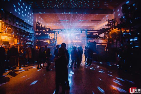 另一有 heart 位:不定期举办音乐会、舞会,我们便幸运遇上 techno 晚会,重点是,free beers!