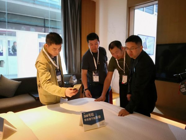 万枫产品吸引参展者驻留 万枫产品吸引参展者驻留
