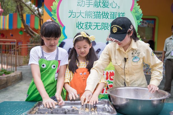小朋友亲手体验给熊猫做定制版蛋糕。 小朋友亲手体验给熊猫做定制版蛋糕。