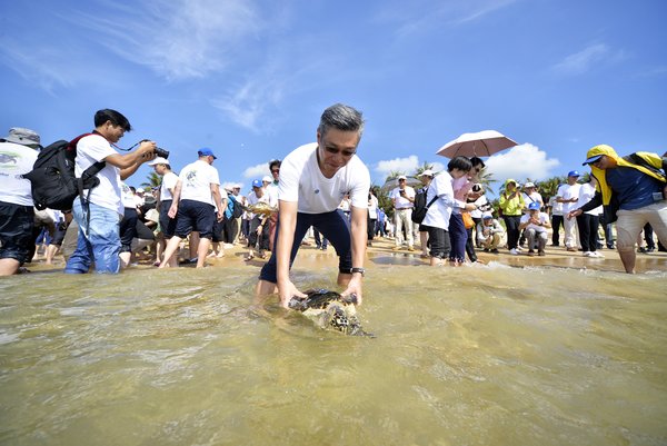 万豪国际海南区区域总经理李良先生放生海龟 万豪国际海南区区域总经理李良先生放生海龟